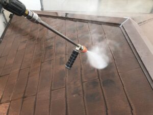 屋根とベランダの高圧洗浄作業