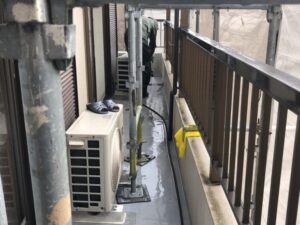 屋根とベランダの高圧洗浄作業