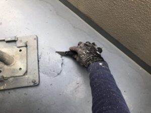 ベランダの防水層が脆くなっている部分を撤去