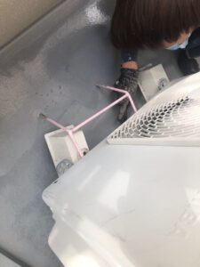 室外機や足場の下から先に中塗り、上塗りを仕上げていきます