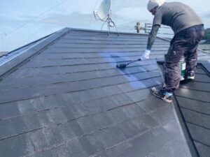屋根塗装では、下塗りにサーモテックシーラー、仕上げに超低汚染リファインを使用