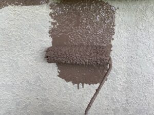 高圧洗浄が終われば、続いて外壁の塗装に入ります