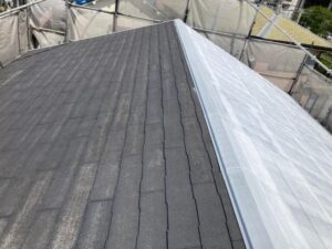 屋根もまずは表面の汚れを高圧洗浄で洗い落としてから下塗り