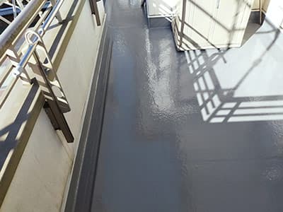 「トップコート」だけでも塗り替えることで、トータルコストを抑えて永く防水層を保つことができます