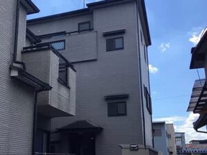 大阪府富田林市にて行った外壁・屋根塗装工事の様子