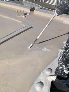 愛知県清須市にて行った屋上ウレタン防水塗装工事の様子