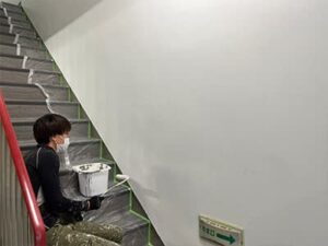 大阪府大阪市浪速区にて行った室内壁塗装工事の様子