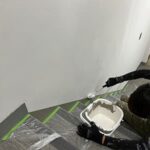 大阪府大阪市浪速区にて行った室内壁塗装工事の様子