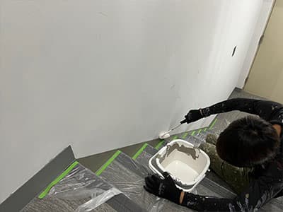 大阪府大阪市浪速区にて行った室内壁塗装工事の様子