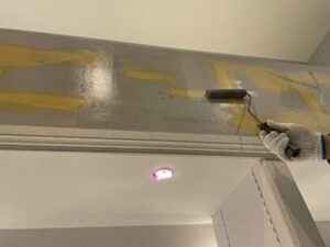 壁面の下地処理を行い、下塗り材を塗っていきます