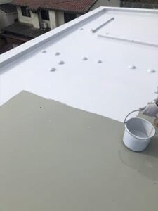 愛知県清須市にて行った屋上ウレタン防水塗装工事の様子
