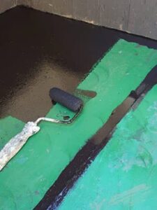 ケレンにて丁寧に下処理を行った屋根に、下塗りとして錆止めを塗っていきます
