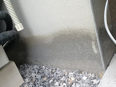 基礎部分に水が浸透している