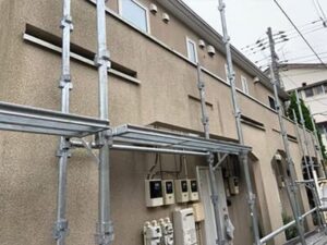 神奈川県横浜市港南区にて行ったアパート外壁塗装工事の様子