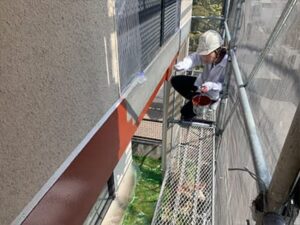建物の中で素材が金属でできている箇所は、錆止め塗料を入れていきます