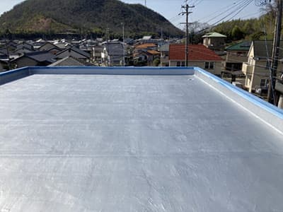岐阜県岐阜市にて行った陸屋根防水塗装工事の様子