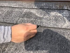 屋根塗装を行う前に屋根材の隙間にタスペーサーを挿入