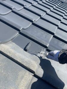 紫外線や雨の影響を受ける屋根には定期的なメンテナンスが必要