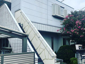 東京都日野市旭が丘にて行ったアパートの雨漏り修理に伴う塗装工事の様子