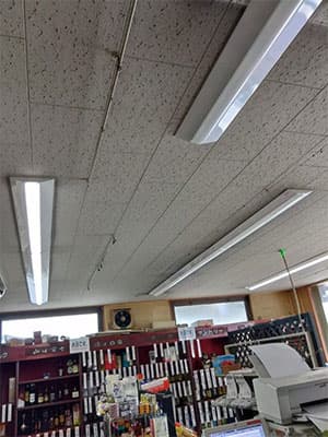 店舗の天井・壁塗り替え工事 施工前