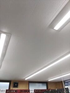 兵庫県姫路市西夢前台にて店舗の天井・壁塗り替え工事 完工
