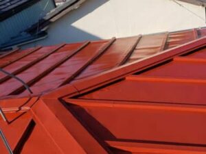 埼玉県富士見市にて金属屋根の雨漏り補修に伴う屋根塗装