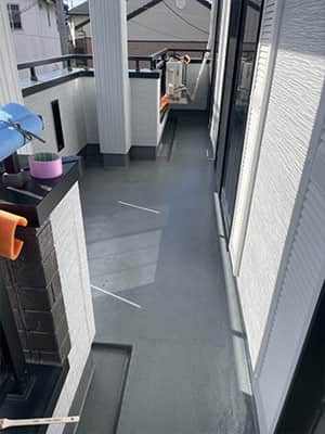 愛知県春日井市にて行ったバルコニー防水塗装工事の様子