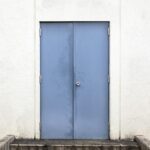 金属製扉の塗装はDIYでできる？業者に頼む場合の費用相場もご紹介