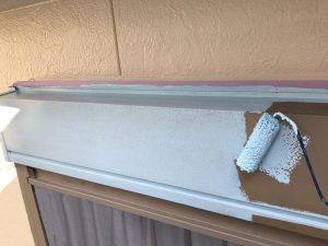 シャッターBOXの中塗り・上塗り（錆止め）の様子