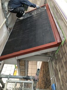 屋根塗装の様子（下塗り）