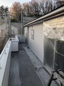 外壁塗装の様子（中塗り）