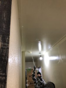 廊下壁の上塗りの様子