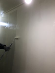 廊下壁の上塗りの様子