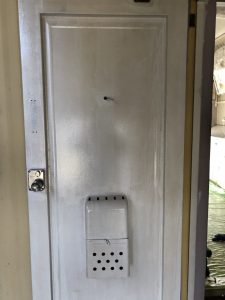 玄関ドア錆止め塗布