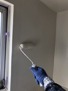 トイレ内 壁下塗り