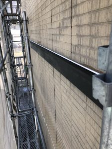 幕板プライマーを塗布