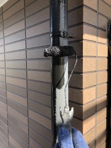 縦樋下塗り