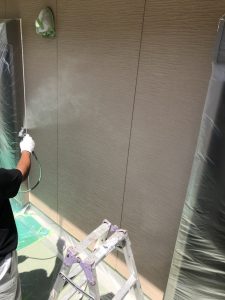 外壁　吹き付け作業
