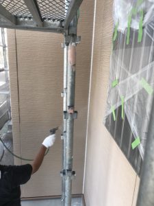 外壁　吹き付け作業