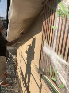 外壁　吹き付け作業