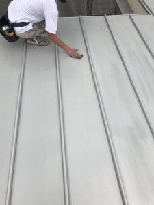 屋根と壁の目荒らし