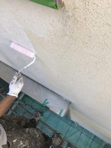 ジョリパット部分の外壁の中塗り・上塗りの様子