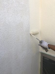 ジョリパット部分の外壁の中塗り・上塗りの様子