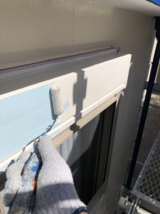 シャッターBOXの中塗り・上塗り（錆止め）の様子