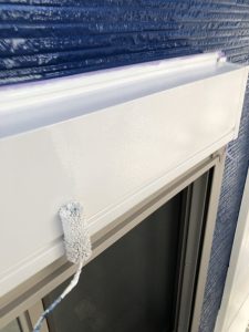 シャッターBOXの中塗り・上塗り（錆止め）の様子