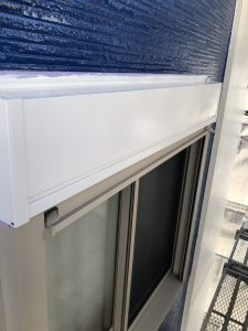 シャッターBOXの中塗り・上塗り（錆止め）の様子