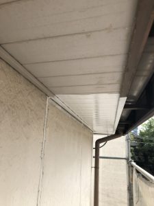 軒天の中塗りの様子
