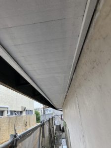 軒天の中塗りの様子