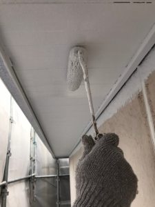 軒天上塗りの様子