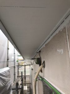 軒天上塗りの様子